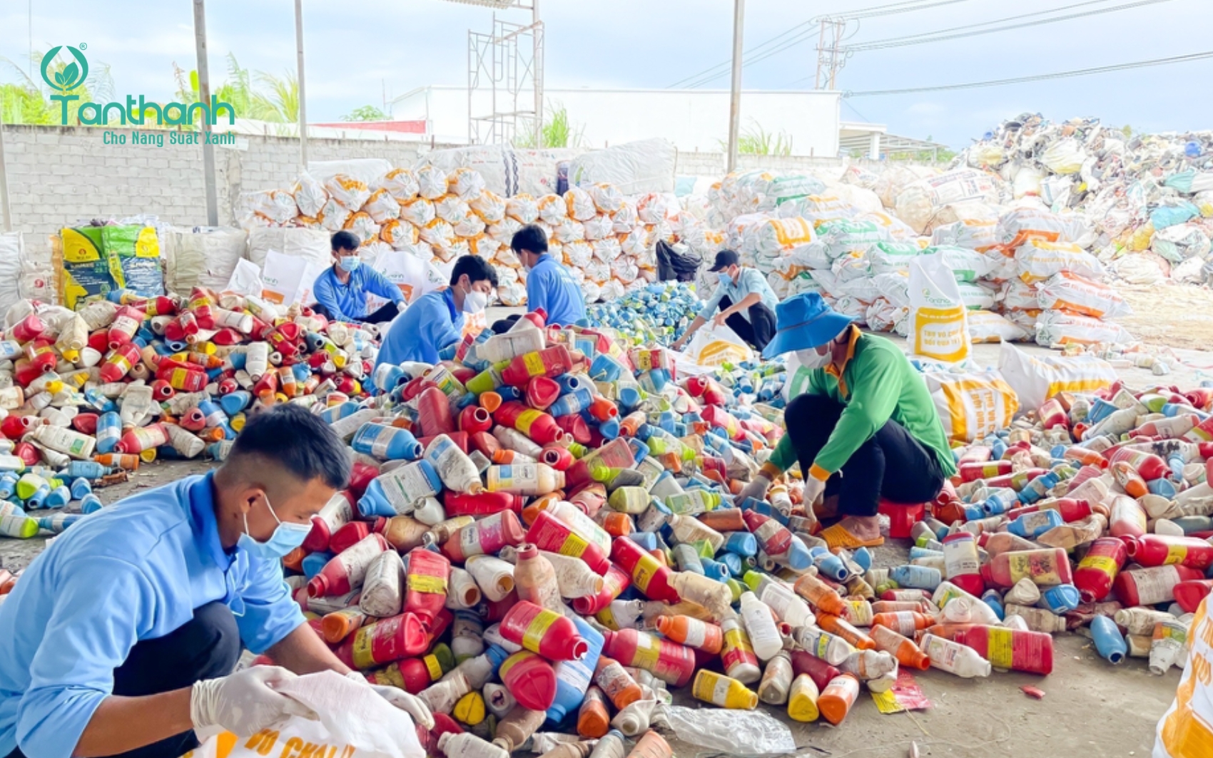 Thu vỏ chai đổi quà Tết: 15 năm bền bỉ lan tỏa ý thức bảo vệ môi trường Thu vỏ chai đổi quà Tết: 15 năm bền bỉ lan tỏa ý thức bảo vệ môi trường